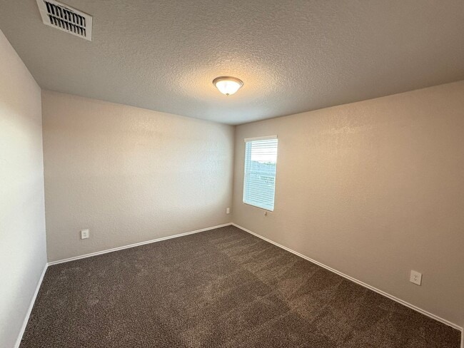 Building Photo - 4 Bedrooms, 2.5 Bathroom house with a huge back yard in New Braunfels!