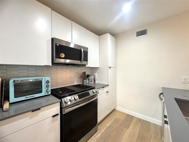 Building Photo - 400 E 30th St