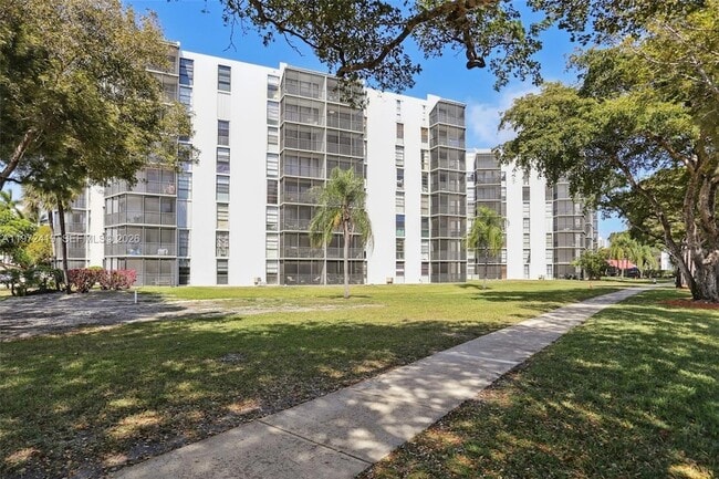 Building Photo - 3101 N Country Club Dr