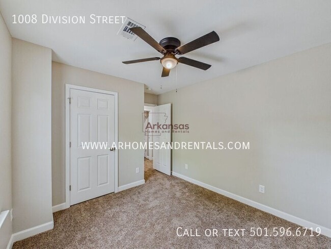Building Photo - 1008 Division St