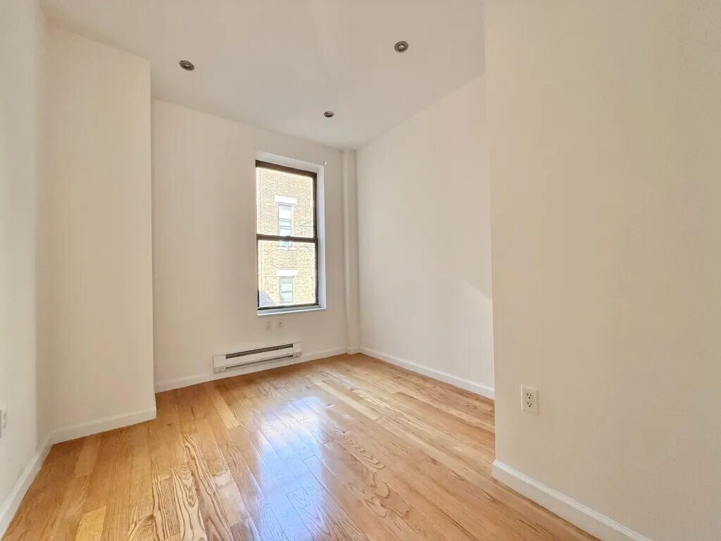 Building Photo - Nice room in a good neighborhood