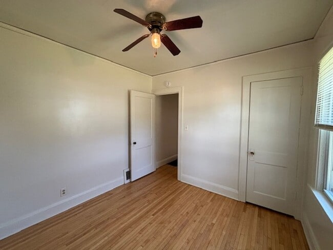 Building Photo - Charming 2+ Bedroom Single Family on a gre...