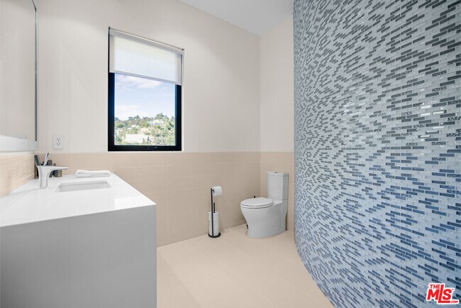 Building Photo - 2501 Zorada Dr