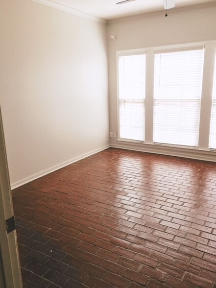 Building Photo - 2028 Hazel Hedge Ln