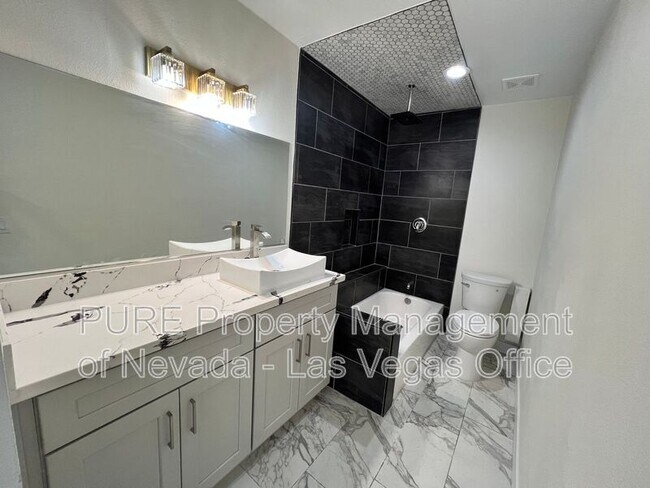 Building Photo - 1405 E Vegas Valley Dr