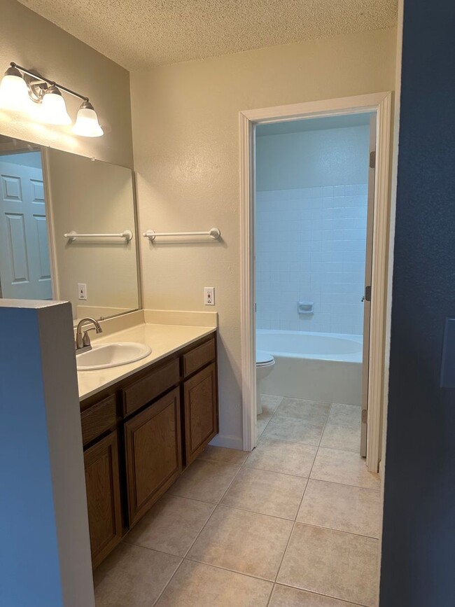 Building Photo - Woodcreek Cutie! 2bedroom 2bathroom