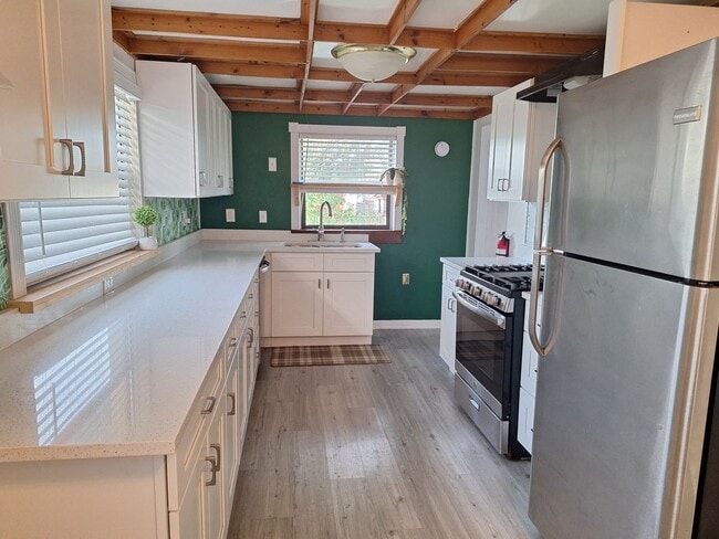 Building Photo - WALK TO THE BEACH - 3BR 2BA PARTIALLY FURNISHED