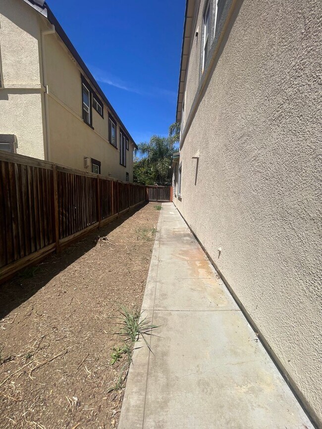 Building Photo - Beautiful 4 Bedroom Close to Downtown Brentwood!