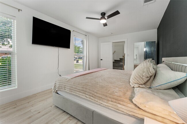 Building Photo - 9919 Golden Sunshine Dr