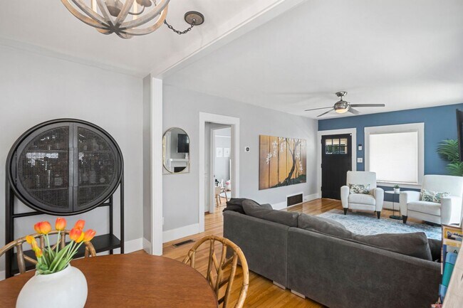 Building Photo - Spacious and conveniently located 2b/2bath single family home, available for Mid-January 2026!!!!!