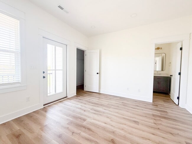 Building Photo - Spacious 3-Bedroom Townhome at Highbury | Modern Living Near Tennessee Tech