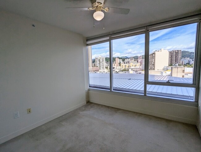 Building Photo - Symphony 2 Bed, 2 Bath, 1 Parking, Mountain views in Kakaako