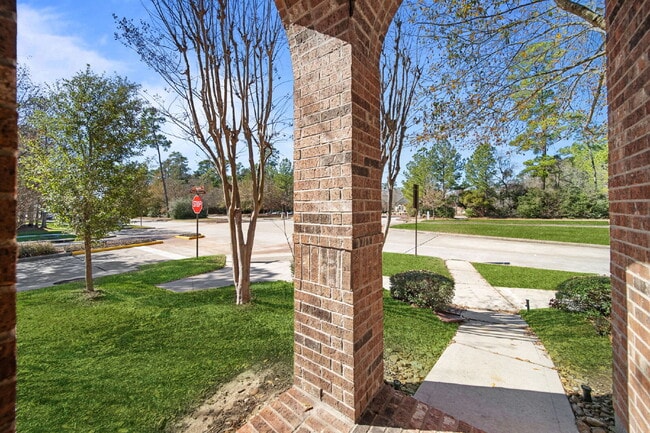 Building Photo - Exceptionally well-maintained Sterling Ridge Townhome boasts an array of desirable features!