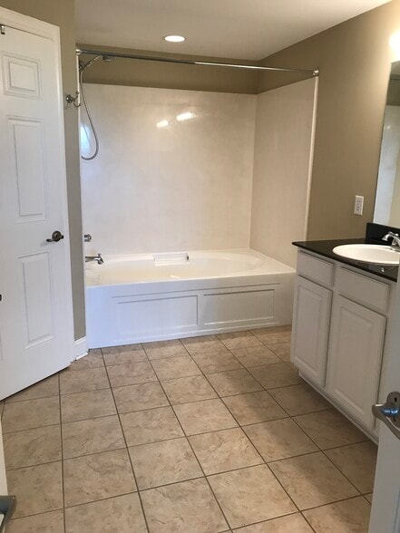 Master Bath - 3201 Aspen Grove Drive