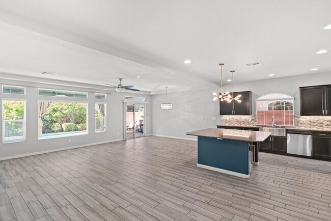 Building Photo - Beautiful 4 Bed 2.5 Bath Home Jones and Wa...