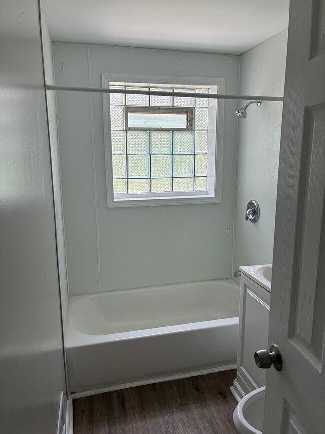 Building Photo - Spacious 3 Bed / 2 Bath Home with Basement & Private Yard