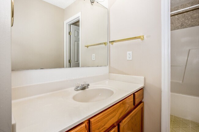 Building Photo - 3 Bedroom 2 Bathroom Nest in Fayetteville