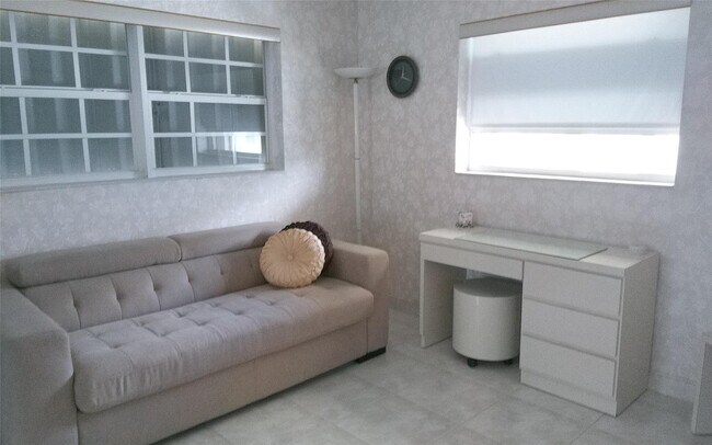 Building Photo - 460 Paradise Isle Blvd