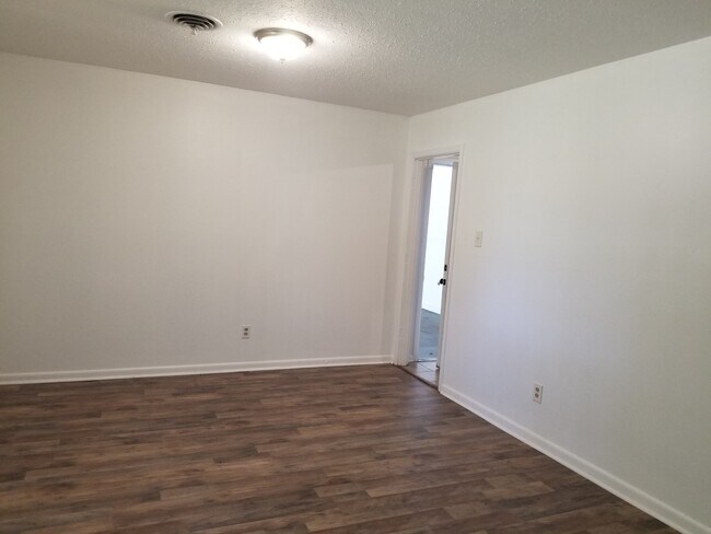 Building Photo - 3144 Woodville Cir