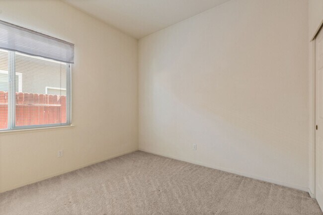 Building Photo - 3 Bedroom, 2 Bath home in Double Diamond Neighborhood
