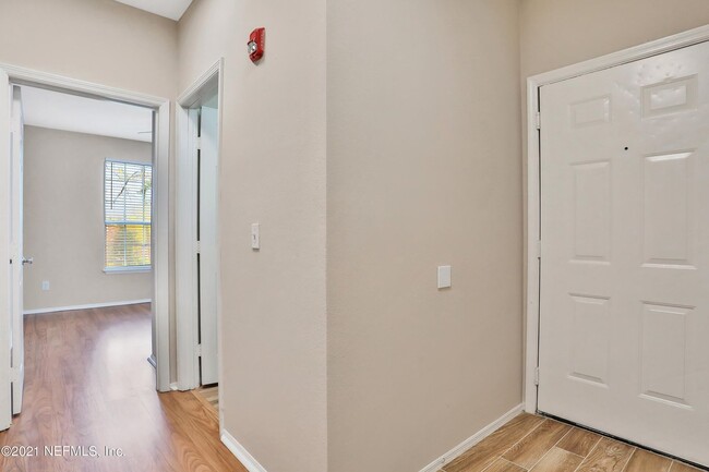 Building Photo - Condo Close to the Beach