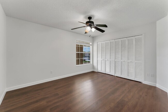Building Photo - Spacious 6-bedroom, 3-bathroom and pool Tu...