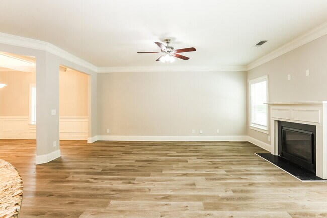 Building Photo - 402 Silver Oak Dr