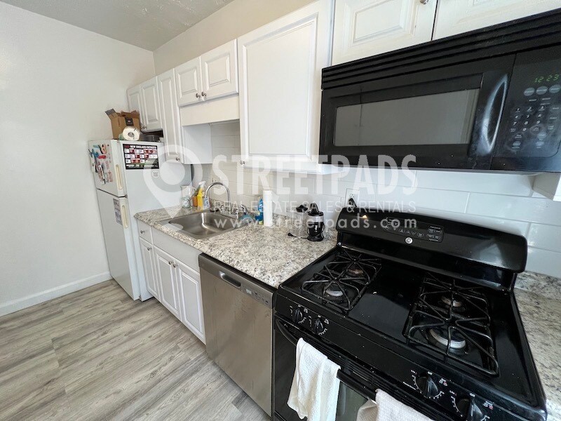 Building Photo - 1153 Beacon St