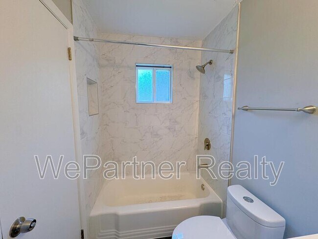 Building Photo - 3469 Navaho Trail SE