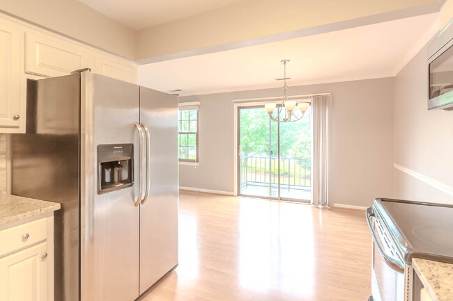 Building Photo - Fantastic Brentwood Location! Community po...
