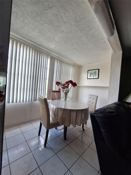 Building Photo - 2821 Somerset Dr