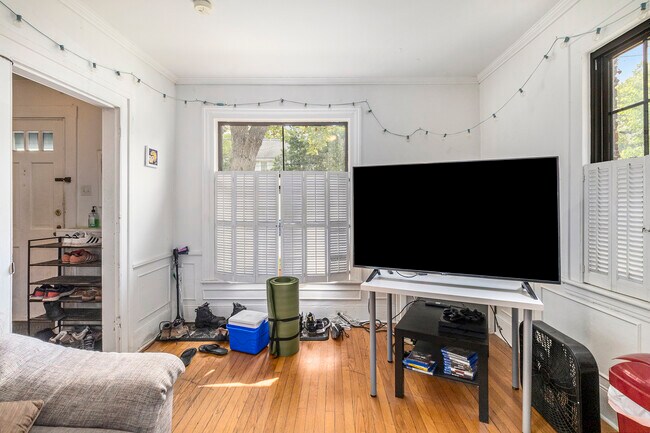 Building Photo - 415 N Thayer St