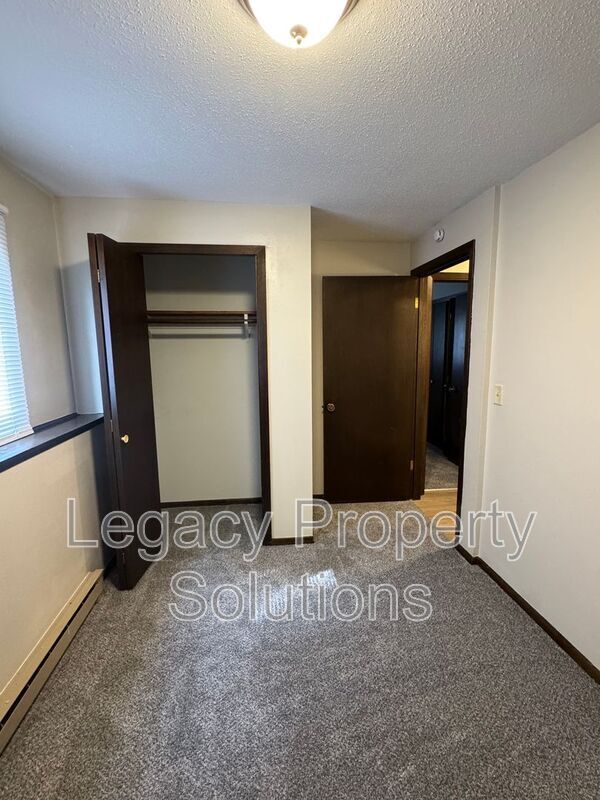 Building Photo - 206 1st St