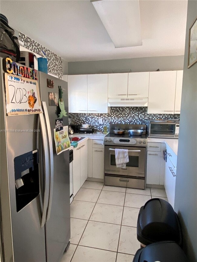 Building Photo - 6245 SW Kendale Lakes Cir