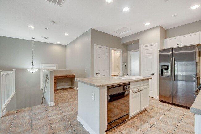 Building Photo - Gorgeous Three Bedroom in the Northwest!