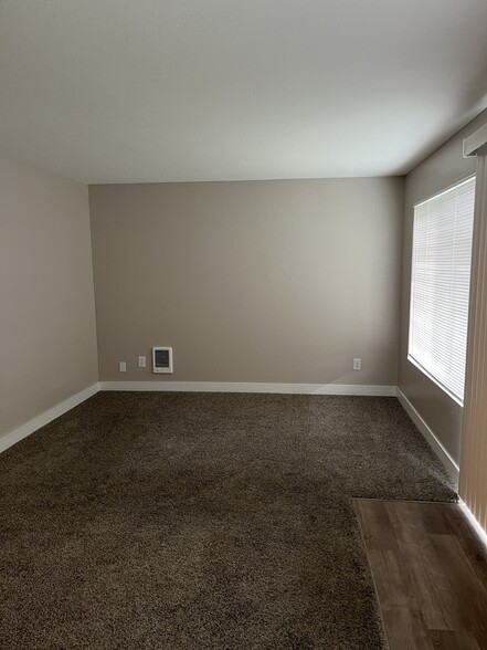 Living Room - Hill Crest Townhomes