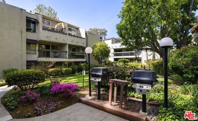 Building Photo - 4900 Overland Ave