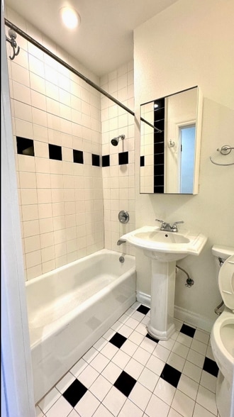 Building Photo - 422 N Spaulding Ave