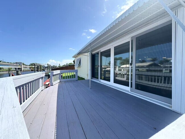 Building Photo - 1560 Salmon St