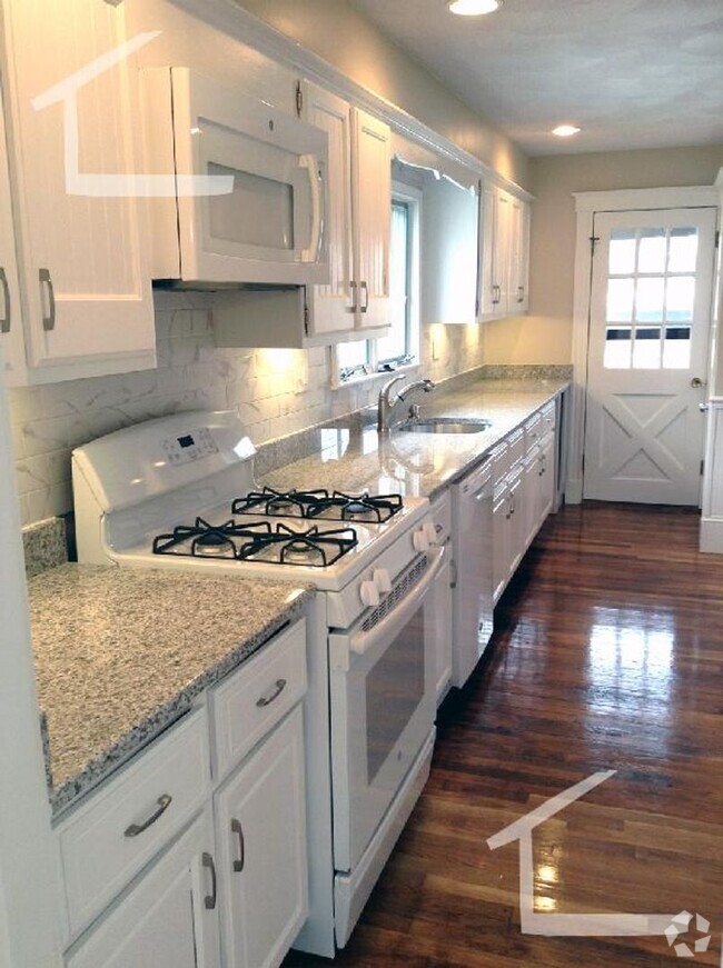 Building Photo - Spacious 3 bedroom with parking & water in...