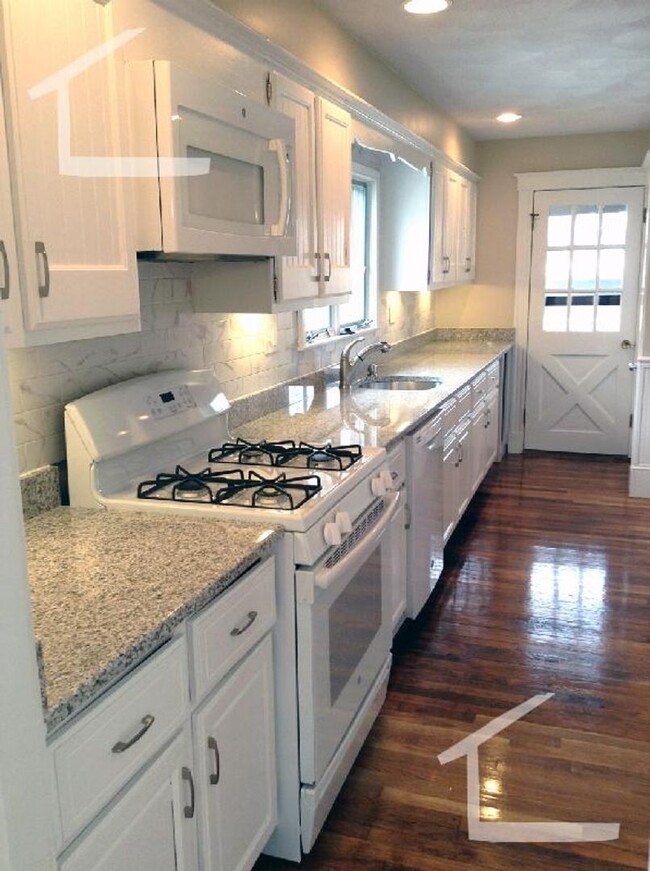Primary Photo - Spacious 3 bedroom with parking & water in...