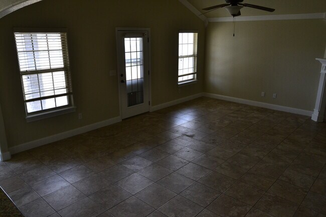 Building Photo - 1700 Been Rd