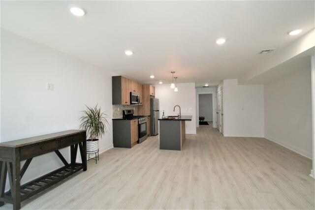 Building Photo - 782 Grand St