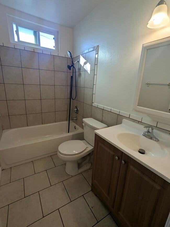 Building Photo - 4 Bedroom 2 Bathroom Single Story Home in Spring Valley