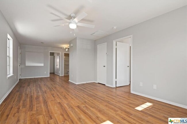 Building Photo - 3 Bedroom Duplex with fenced private yard!