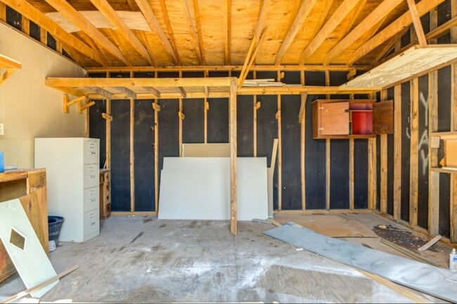 Building Photo - Newly remodeled 3 bad 2 bath near South Lo...