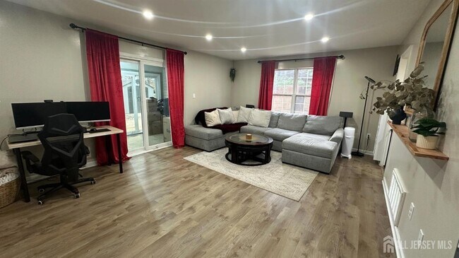 Building Photo - 8 Cosgrove Ct