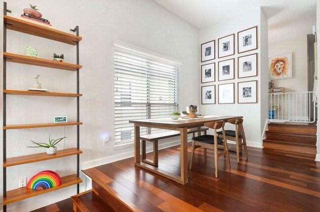 Building Photo - Gorgeous End Unit with pond fountain view -  1 Bed, 1 Bath plus Office/Den Nook on Harbour Island...