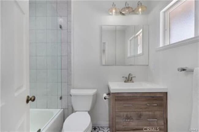 Building Photo - 22335 Kittridge St