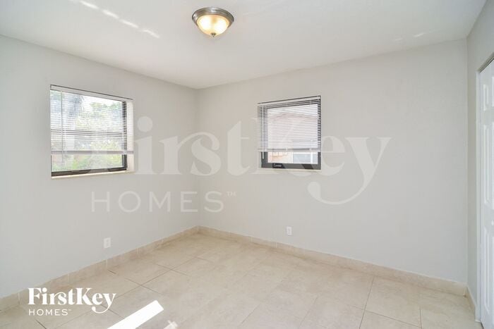 Building Photo - 4260 SW 18th St